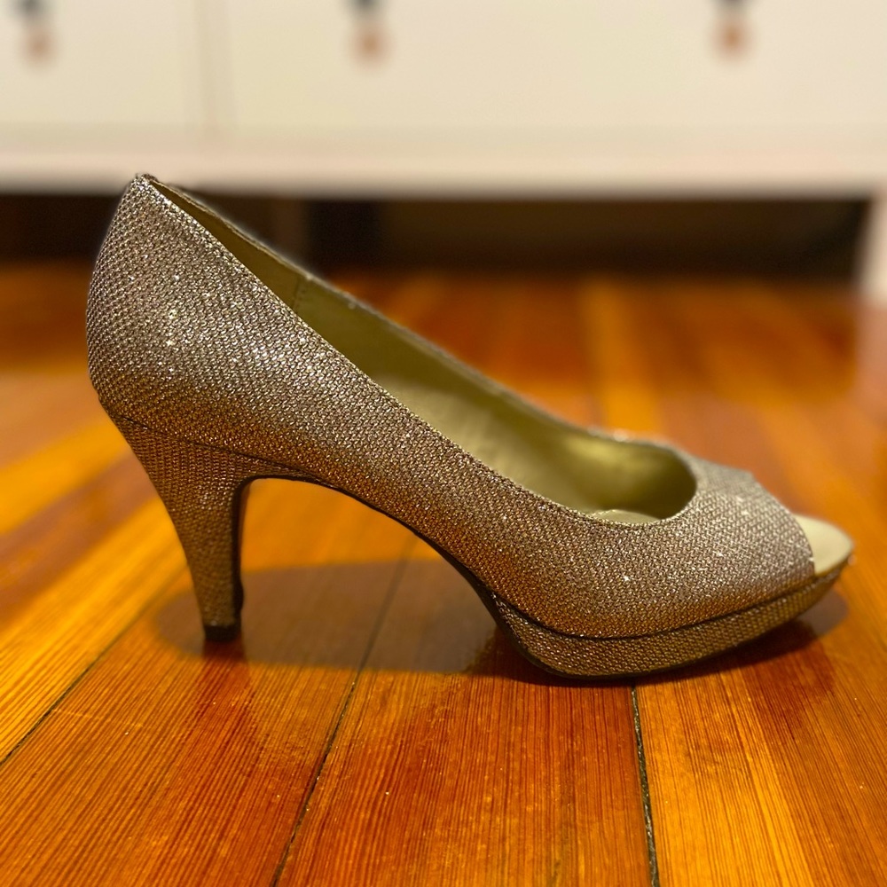 NWOT BANDOLINO Raina, Gold, Open-Toe, Kitten Heel